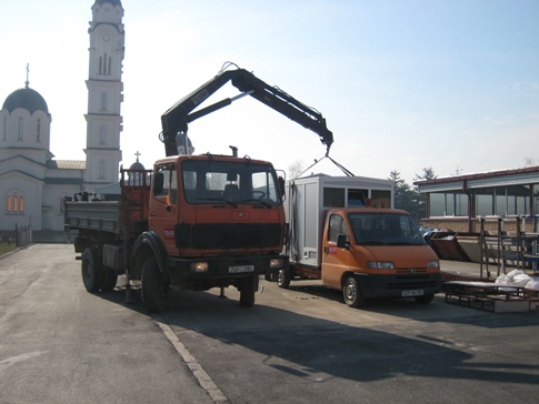 Truck annex loading with crane