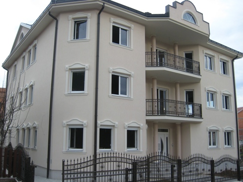 Villa mit "AluSkin" Fenster in der Farbe weiß-Brcko