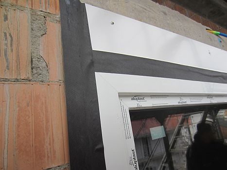 Detail der Fenster-Installation mit einem dampfdurchlässigen Streifen